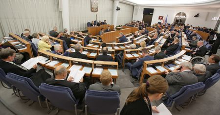 Nagrody dla urzędników Senatu. Niektórzy zgarnęli nawet 12 tys. zł