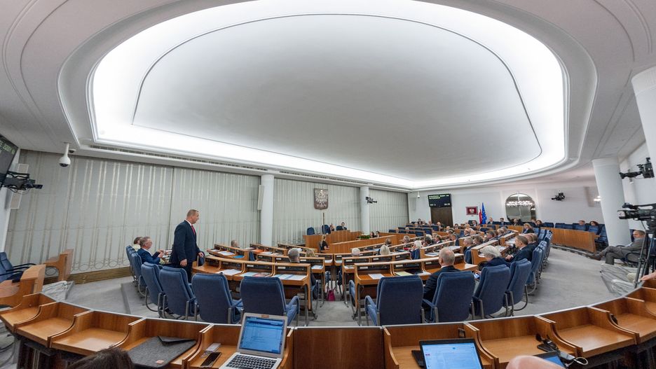 PiS stara się przyciągnąć na swoją stronę dwóch senatorów opozycji