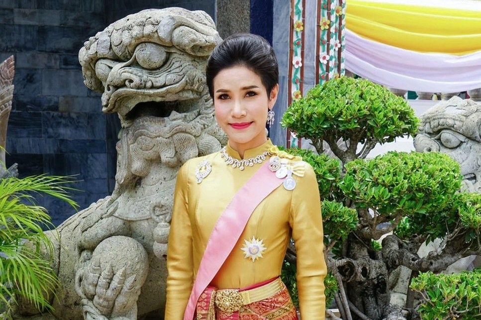 Sineenat Wongvajirapakdi król tajlandii żona kochanka