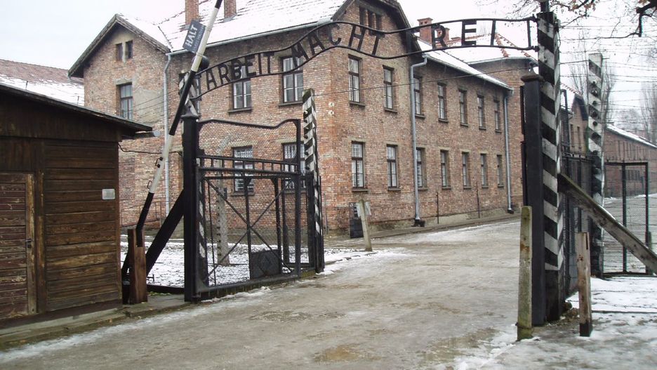 Osławiona brama obozu Auschwitz-Birkenau.