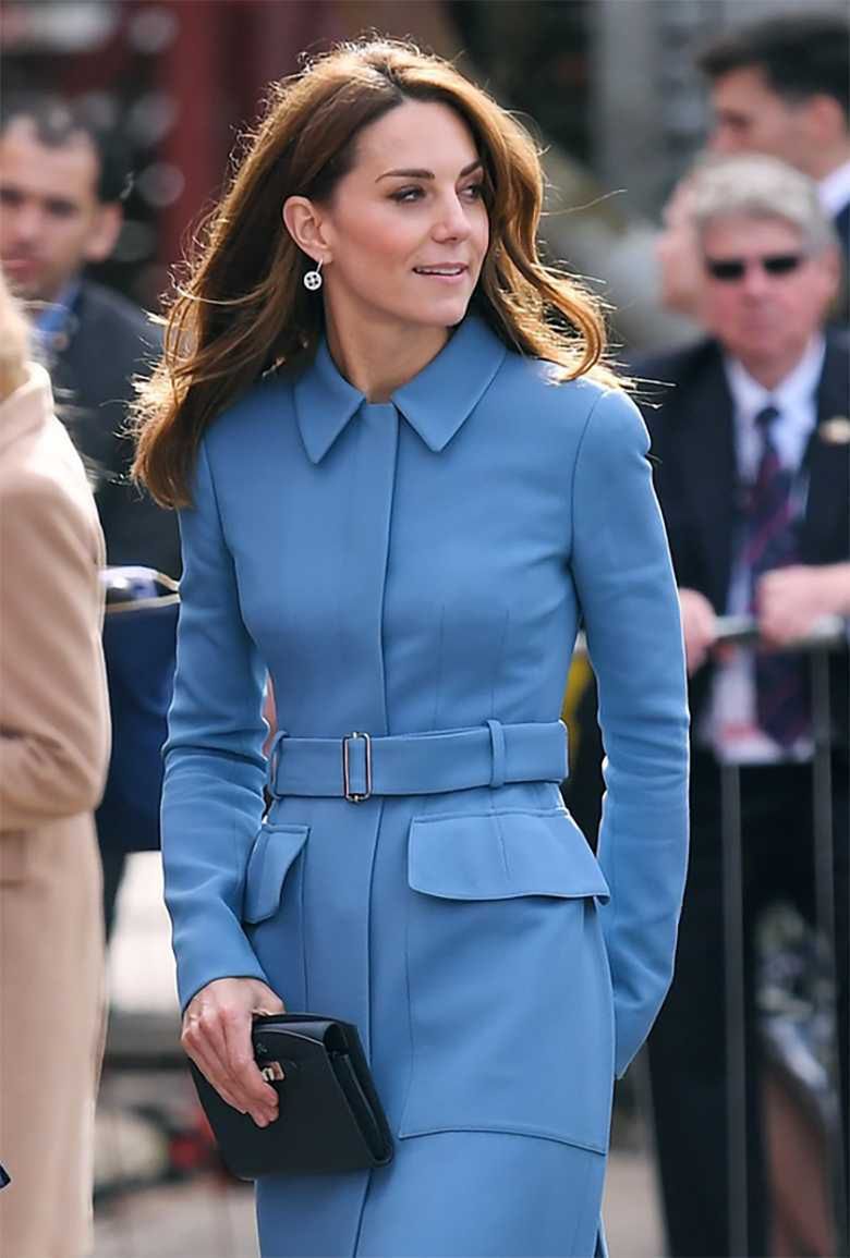 Księżna Kate w niebieskim płaszczu podczas chrztu statku polarnego