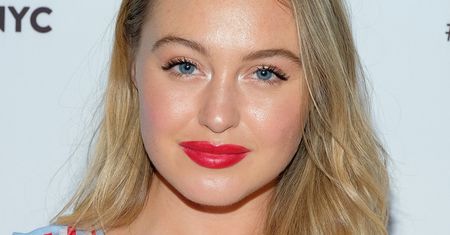 Iskra Lawrence pokazuje, że paski nie pogrubiają. Idealnie sprawdzają się na wiosnę