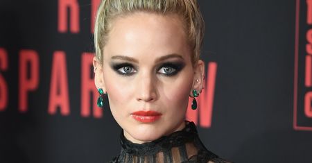Jennifer Lawrence w oszałamiającej kreacji na premierze. Co za dekolt!