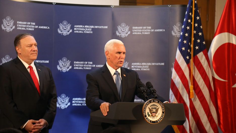 Bliski Wschód. Turcja zawiesza wojskową ofensywę w Syrii (od lewej: Sekretarz Stanu Mike Pompeo oraz wiceprezydent Mike Pence)