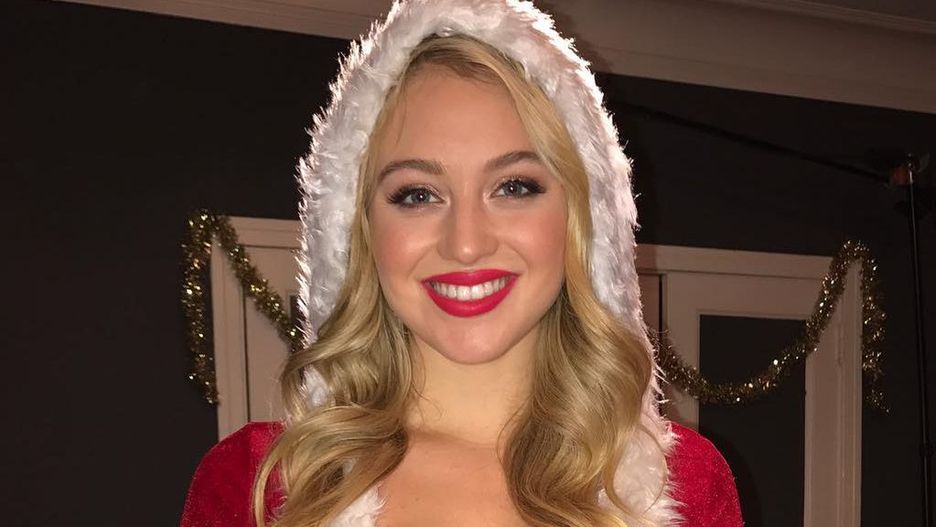 Iskra Lawrence w stroju seksownej Mikołajki