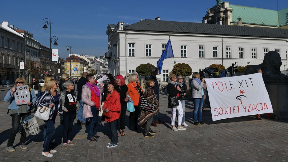 Przed Pałacem zebrały się osoby protestujące przeciwko decyzji Andrzeja Dudy