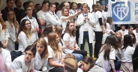 Czternaście lat nauki, dwa tysiące pensji. Wyjaśniamy, kim są lekarze rezydenci