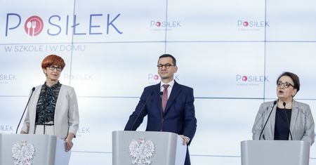 Orzeł wywinął fikołka podczas konferencji prasowej dotyczącej programu "Posiłek w domu i w szkole"