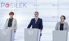 Orzeł wywinął fikołka podczas konferencji prasowej dotyczącej programu "Posiłek w domu i w szkole"
