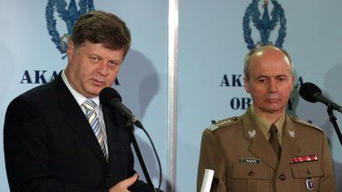 Minister obrony narodowej Jerzy Szmajdziński i szef sztabu generalnego Czesław Piątas podczas konferencji "Trudna stabilizacja"