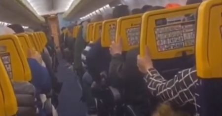 Huragan Dennis. Mężczyzna wymiotował podczas turbulencji. Pasażer nagrał film