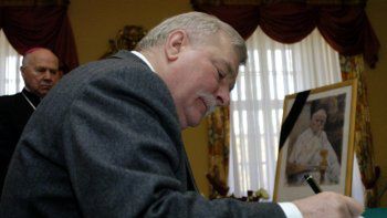 Lech Wałęsa wpisuje się do księgi