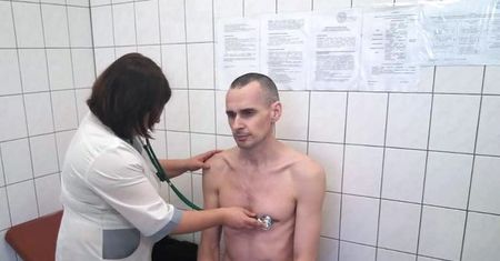 Ołeh Sencow przerwał głodówkę? "Wybrał życie"