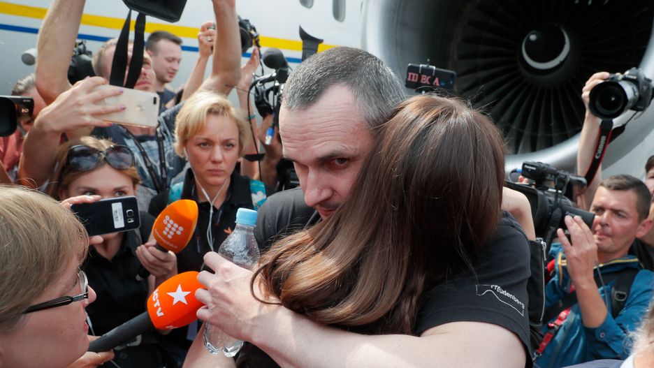 Ołeh Sencew podczas powitania z rodziną na lotnisku Boryspol pod Kijowem