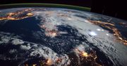 Burza widziana z kosmosu. Przyrodniczy spektakl z udziałem zorzy polarnej