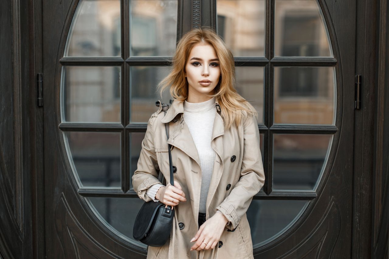 Modnie na wiosnę: klasyczny trencz czy elegancka parka?