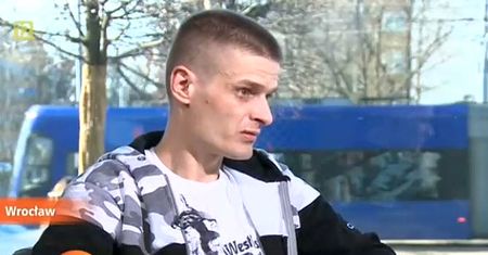 Tomasz Komenda udziela wywiadu, pada pytanie o marzenia. Chwila przerwy, a potem: o rodzinie