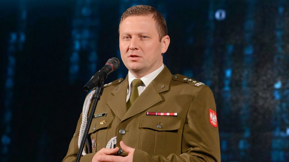Płk Karol Molenda podczas konferencji prasowej