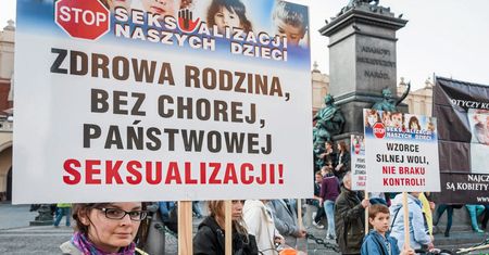 #MówimyOSeksie. "Ja cię dziecię edukować będę". Kościół ma nowego potwora