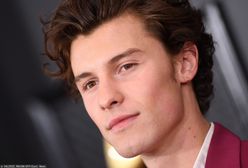 Shawn Mendes boso i bez koszulki. Tak spędza kwarantannę na swojej posesji