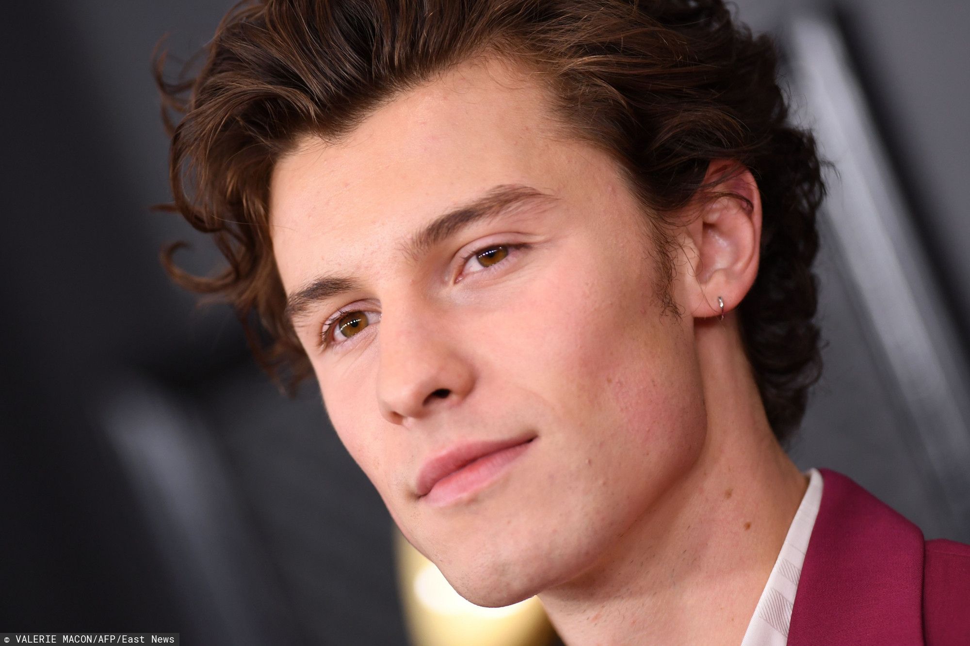 Shawn Mendes boso i bez koszulki. Tak spędza kwarantannę na swojej posesji