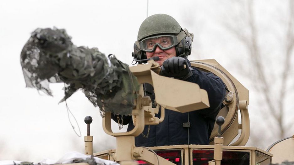 Zamiast w stopę, prezydent strzeli kulą w płot