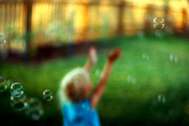 Aura to zespół objawów neurologicznych, które pojawiają się przed nadchodzącym atakiem.