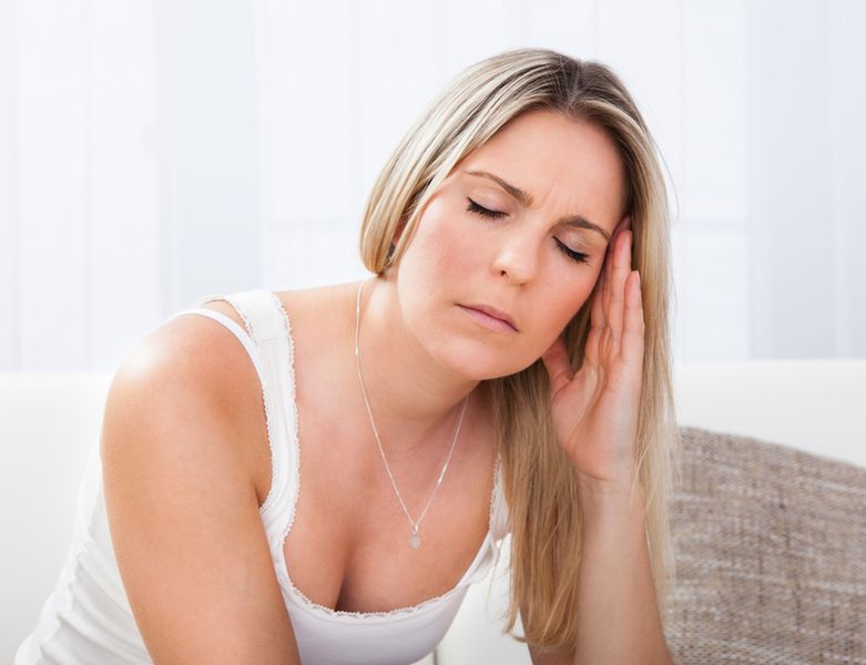 Ból głowy po jednej stronie może świadczyć o migrenie.