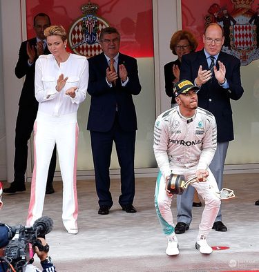 Księżna Monako Charlene i książę Monako Albert ze zwycięzcą Grand Prix Monako F1 Lewisem Hamiltonem (fot. ONS)
