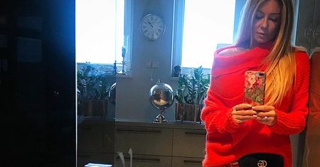 Małgosia Rozenek kocha swetry polskiej marki. Czerwony ze zdjęcia kosztuje niecałe 60 zł