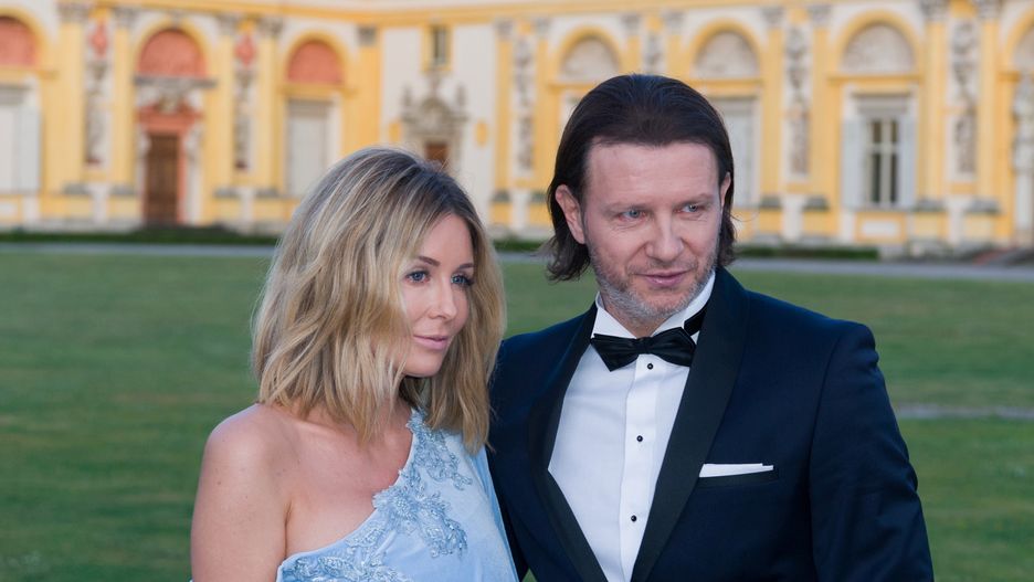 Małgorzata Rozenek i Radosław Majdan całują się na masce ekskluzywnego samochodu