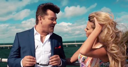 "Spacer po linie" i "Wielki Liberace". Reżyser filmu "Zenek" opowiada o fascynacjach podczas tworzenia