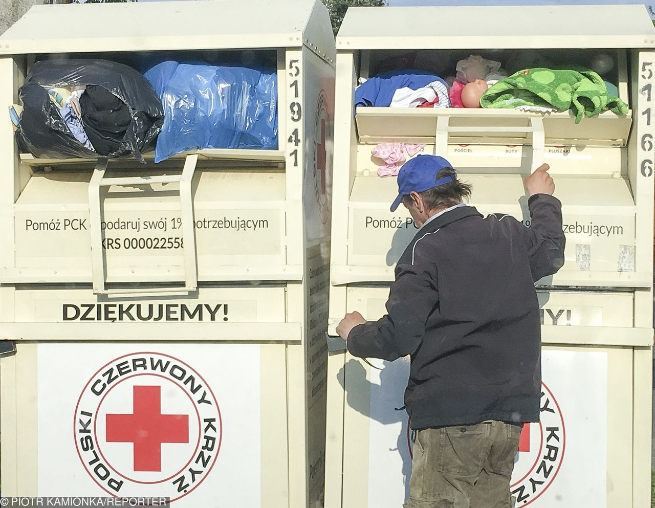 Co się dzieje z ubraniami z kontenerów PCK?