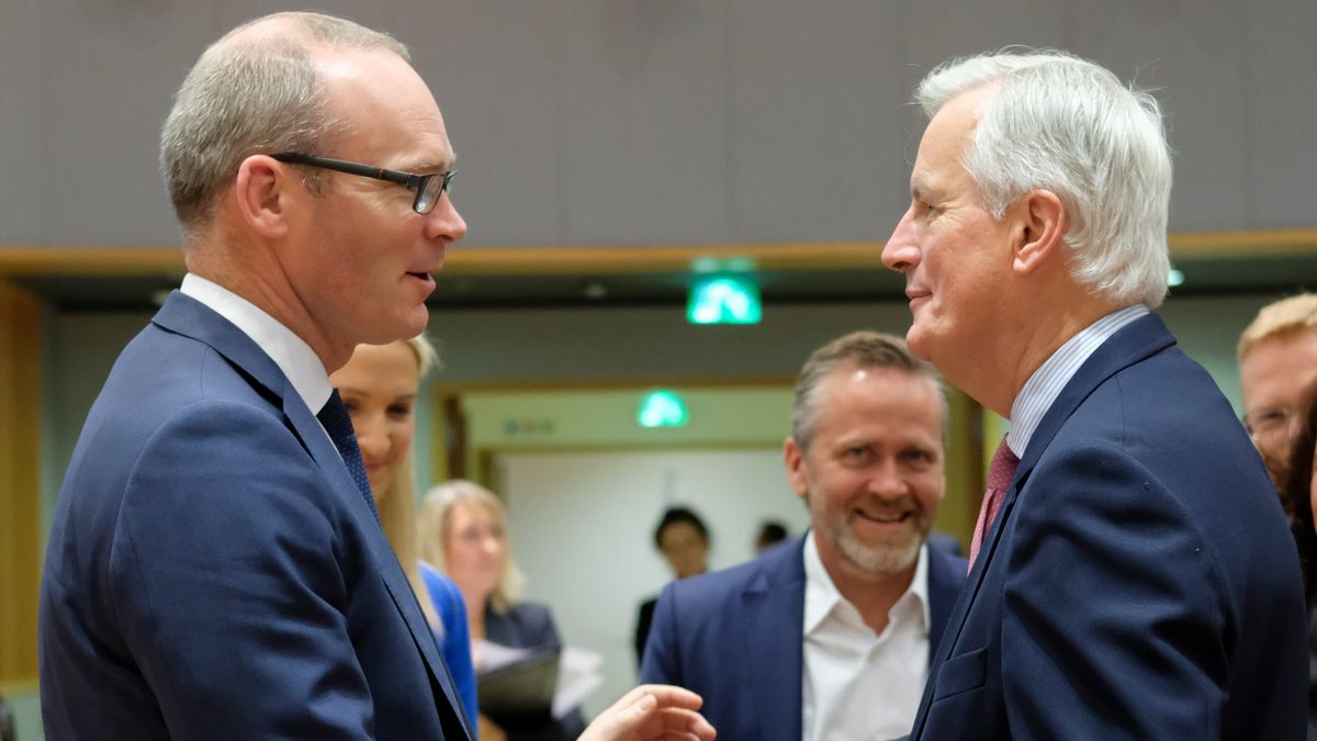 Brexit. Wicepremier Irlandii i szef irlandzkiego MSZ Simon Coveney (L) i główny negocjator ws. brexitu (ze strony KE) Michel Barnier (P)