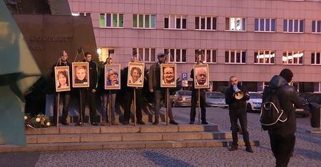 Katowice. Powiesili zdjęcia europosłów na szubienicy. Śledztwo będzie kontynuowane