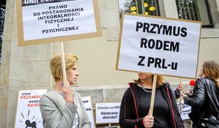 "Szczepionka ważniejsza niż matka". Protest przed sądem