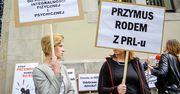 "Szczepionka ważniejsza niż matka". Protest przed sądem