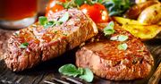 Jedzenie na drewnianych deskach zamiast na talerzach. Niebezpieczny trend w restauracjach