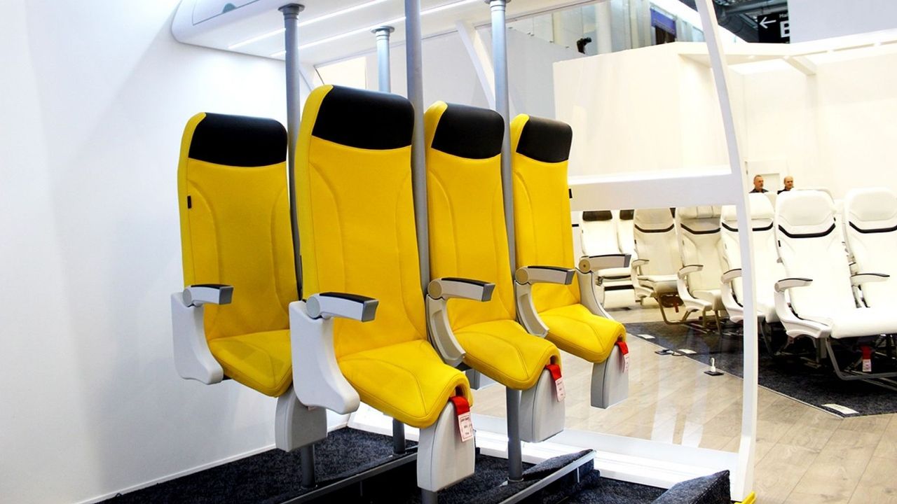 Nowe siedzenia w samolotach zmieszczą więcej pasażerów. Linie lotnicze już zacierają ręce