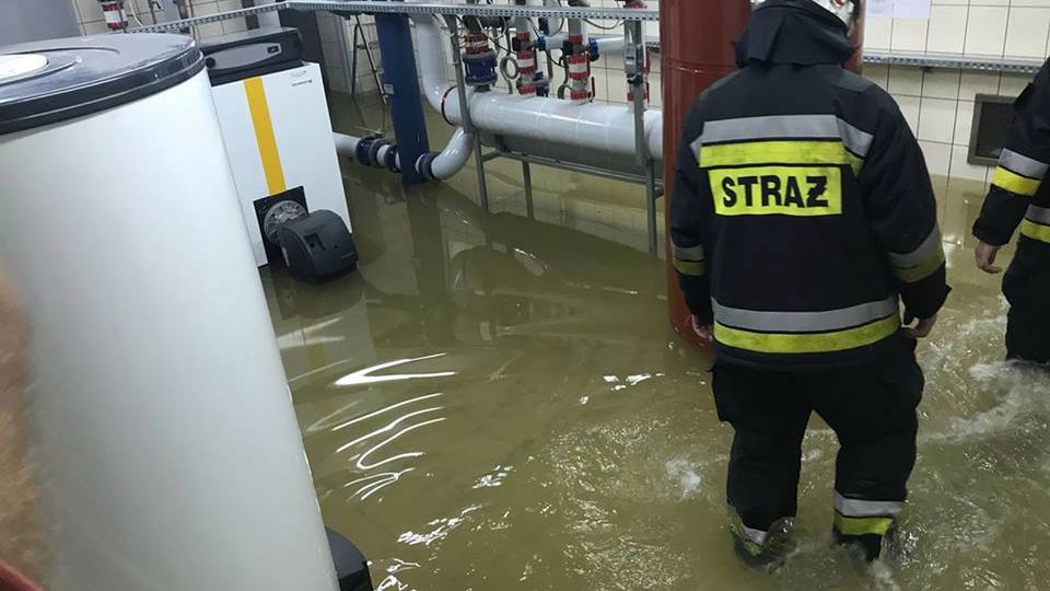 Tuż przed wyborami, południe Polski walczy z podtopieniami