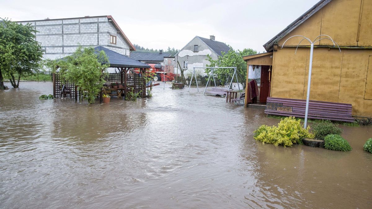 Zalane i podtopione domy po nawałnicach. Państwo musi otworzyć worek z pieniędzmi