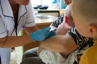 Szczepienia. Ofensywa wobec antyszczepionkowców, lekarze robią czystki