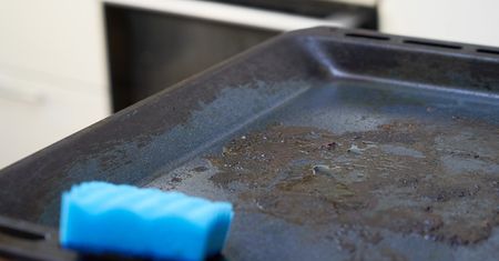 Blachę do pieczenia natrzyj specjalną pastą. Po 15 minutach będzie lśniła jak świeżo kupiona