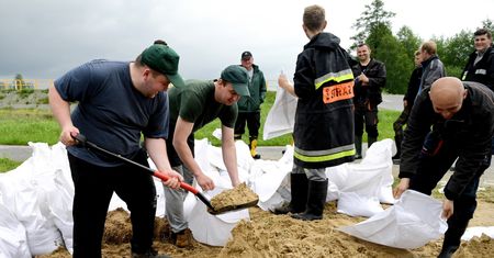 Fala kulminacyjna zbliża się do Warszawy. Ewakuacja na budowie mostu Południowego