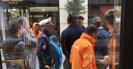 Tak policja egzekwuje zakaz noszenia burek: rekin w kajdankach i 150 euro mandatu