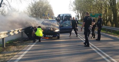 O krok od tragedii. Z płonącego auta wyciągnęli ich policjanci