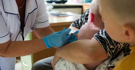 Szczepienia. Ofensywa wobec antyszczepionkowców, lekarze robią czystki