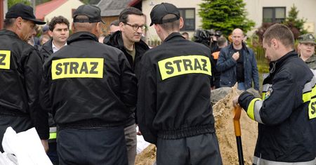 Mateusz Morawiecki o podtopieniach. "Żołnierze pracują nad umocnieniem wałów"