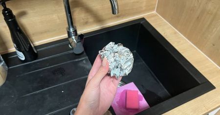 Zgnieć folię aluminiową w kulkę i trzymaj koło zlewu. Przyda się szybciej niż myślisz