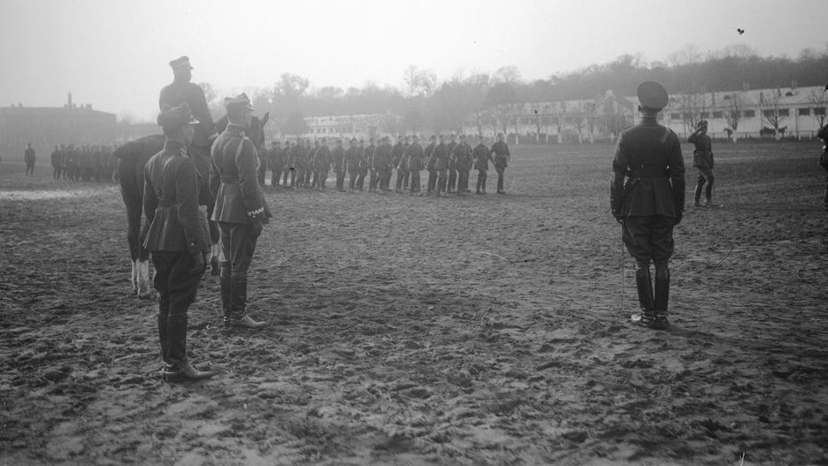 Defilada wojskowa na fotografii z 1925 roku